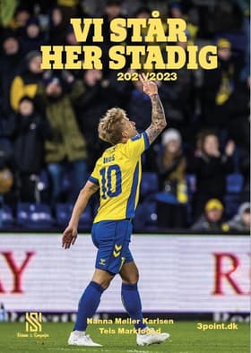 Vi står her stadig 2022/2023 af Nanna Møller Karlsen