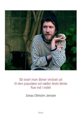 Så snart man åbner vinduet ud til den populære sol vælter årets første flue ind i rodet af Jonas Okholm Jensen